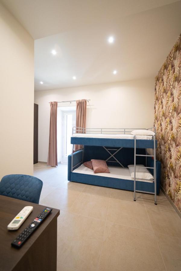Numisia Guest House แตร์ราชินา ภายนอก รูปภาพ