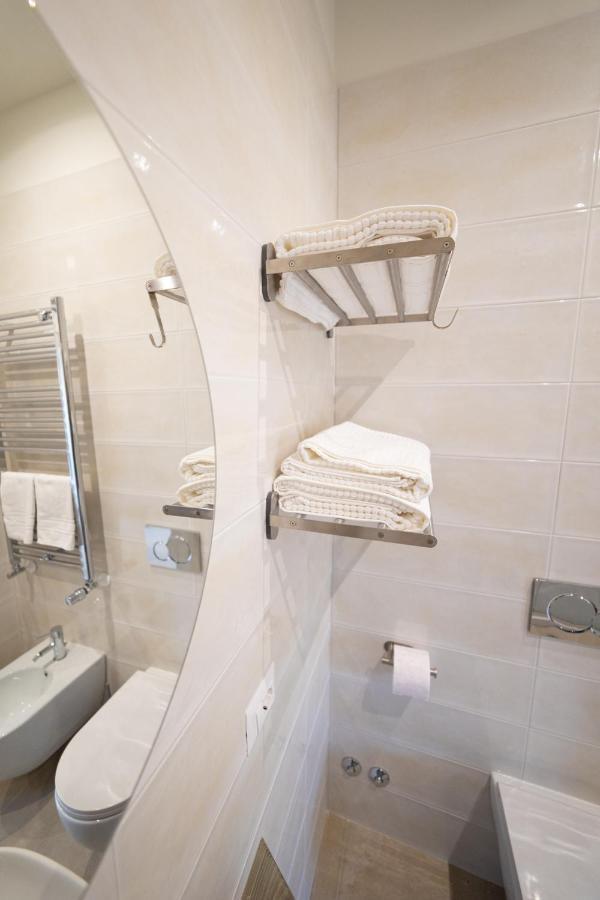 Numisia Guest House แตร์ราชินา ภายนอก รูปภาพ